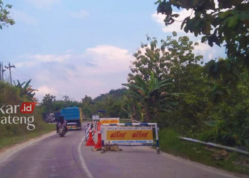 HATI-HATI: Titik longsor di ruas Jalan Lasem-Sale Kabupaten Rembang baru akan dilakukan penanganan permanen pekan ini. (R. Teguh Wibowo/Lingkarjateng.id)