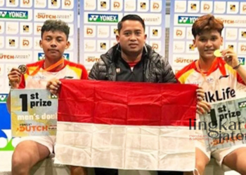 ATLET BADMINTON: Siswa jurusan Teknik Komputer dan Jaringan (TKJ) kelas X, SMK Muhammadiyah 01 Pati, Pulung Ramadhan (paling kiri) raih juara pertama kejuaraan bulu tangkis Yonex Dutch Junior International 2023 kategori ganda putra bersama Anselmus Breagit F (paling kanan). (Istimewa/Lingkarjateng.id)