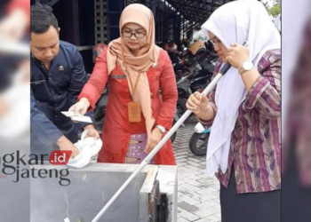 PEMUSNAHAN: Dukcapil Demak saat memusnahkan KTP-el Invalid pada Selasa, 28 Februari 2023. (Istimewa/Lingkarjateng.id)