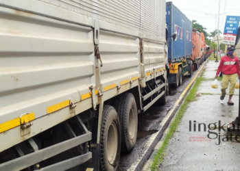 Imbas Jalan Rusak, Jalan Lingkar Selatan Pati Macet Parah 26 MACET PARAH: Kendaraan terjebak macet di Jalan Lingkar Selatan turut Desa Tanjang, Kecamatan Gabus, Kabupaten Pati pada Kamis, 2 Maret 2023. (Khairul Mishbah/Lingkarjateng.id)