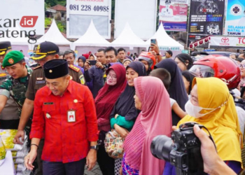 MENINJAU: Pj Bupati Jepara, Edy Supriyanta, saat mengunjungi salah satu stan bazar pasar murah di Shopping Centre Jepara (SCJ) pada Selasa, 7 Maret 2023. (Tomi Budianto/Lingkarjateng.id)