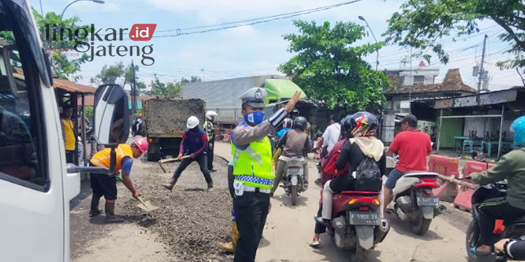 REKAYASA LALU LINTAS: Satlantas Polres Pati mengatur laju kendaraan di pertigaan Jalan Raya Desa Widorokandang, Kecamatan/Kabupaten Pati pada Jumat, 3 Maret 2023. (Khairul Mishbah/Lingkarjateng.id)