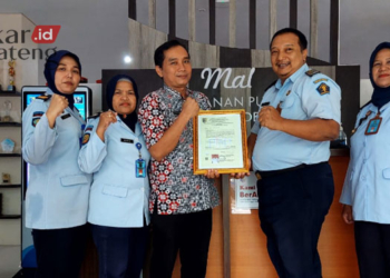 SIMBOLIS: Kepala Rutan Kelas IIB Demak, Riski Burhannudin menerima secara simbolis sertifikasi laik hygine di Gedung Mall Pelayanan Publik (MPP) Kabupaten Demakpada Kamis, 2 Maret 2023. (Dok. Humas Pemkab Demak/Lingkarjateng.id)