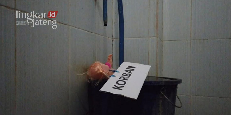 Jangan Ditiru! Ibu Kandung di Grobogan Tega Bunuh Bayi Sendiri 25 REKONTRUKSI: Polres Grobogan gelar rekontruksi kasus pembunuhan bayi kos di Kelurahan Kalongan, Kecamatan Purwodadi, Kabupaten Grobogan pada Rabu, 1 Maret 2023. (Muhamad Ansori/Lingkarjateng.id)