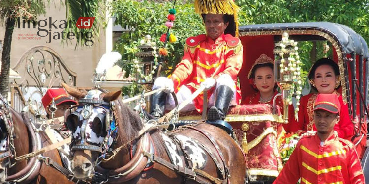 SEMARAK: Bupati Grobogan, Sri Sumarni (di dalam kereta sebelah kanan) saat menaiki kereta kencana dalam acara kirab Boyong Grobog pada Jumat, 3 Maret 2023. (Muhamad Ansori/Lingkarjateng.id)