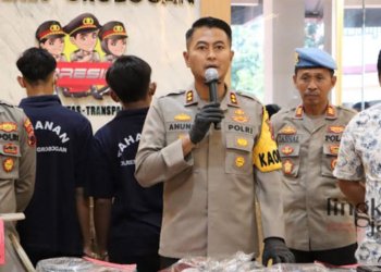 KONFERENSI PERS: Polsek Tegowanu dalam gelar perkara penangkapan tersangka penjual obat mercon di Mapolres Grobogan pada Kamis, 30 Maret 2023. (Muhamad Ansori/Lingkarjateng.id)