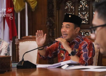 PRESENTASI: Penjabat Bupati Jepara Edy Supriyanta saat melontarkan pertanyaan kepada petinggi yang melakukan presentasi dalam lomba desa di ruang Command Center Setda Jepara pada Rabu, 29 Maret 2023. (Tomi Budianto/Linkarjateng.id)