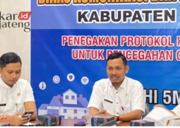 RAKOR: Kepala Diskominfo Pati, Ratri Wijayanto (kanan) saat memimpin rpat tindak lanjut Uji Konsekuensi Penyusunan Daftar Informasi Dikecualikan Pemkab Pati. (Dok. Facebook Diskominfo Pati/Lingkarjateng.id)