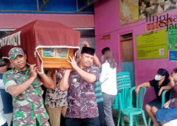 DUKA: Camat Dukuhseti, Agus Sunarko (pakai batik berpeci), TNI dan pemuda mengangkat jenazah Alm. Kades Banyutowo, Yasir pada Selasa, 7 Maret 2023(Istimewa/Lingkarjateng.id)