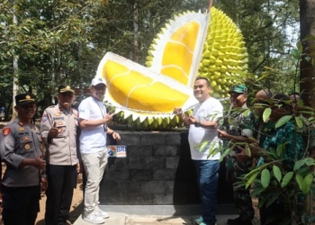 RESMIKAN: Bupati Arief Rohman bersama rombongan saat berfoto di Desa wisata Brilian di Dukuh Nglawungan, Desa Tunjungan, Kabupaten Blora, Selasa, (21/3/2023).