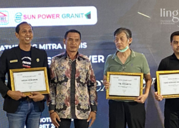 SIMBOLIS: UD Luthfi memberikan penghargan Best Customer periode 2022 dan Top Order kepada mitra bisnis. (Istimewa/Lingkarjateng.id)