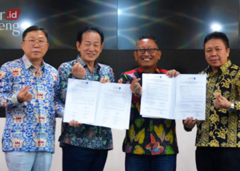 BERPOSE: Wali Kota Salatiga, Sinoeng N Rachmadi, (kedua dari kanan) dan Wali Kota Mungyeong, Shin Hyunkook (kedua dari kiri) berfoto bersama usai penandatanganan kerja sama Sister City Sabtu, 4 Maret 2023. (Istimewa/Lingkarjateng.id)