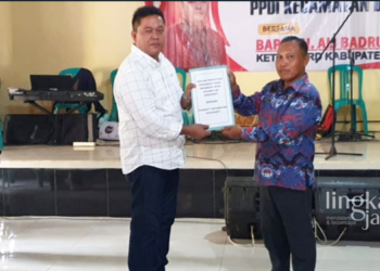 SIMBOLIS: Ketua DPRD Pati, Ali Badrudin (kiri) bersama Ketua PPDI Kecamatan Dukuhseti, Suwarno, saat Rakorcam Persatuan Perangkat Desa Indonesia (PPDI) Kecamatan Dukuhseti, Kabupaten Pati, Jawa Tengah, pada Selasa, 14 Maret 2023. (Istimewa/Lingkarjateng.id)