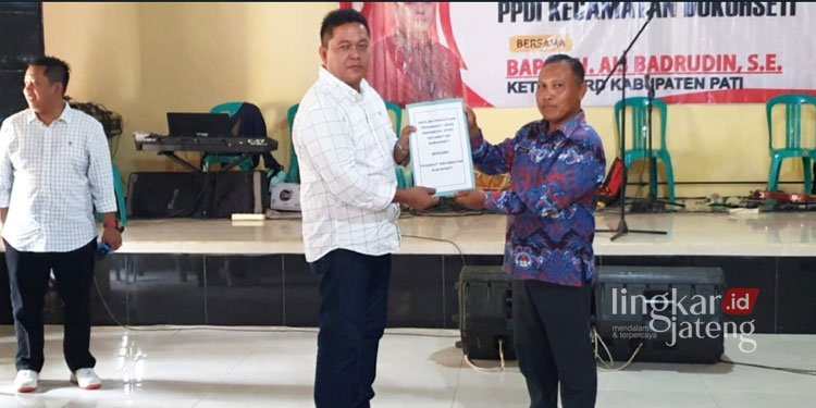 Ketua DPRD Pati Ajak Perangkat Desa Bersinergi Jaga Kondusivitas Pemilu 2024 25 SIMBOLIS: Ketua DPRD Pati, Ali Badrudin (kiri) bersama Ketua PPDI Kecamatan Dukuhseti, Suwarno, saat Rakorcam Persatuan Perangkat Desa Indonesia (PPDI) Kecamatan Dukuhseti, Kabupaten Pati, Jawa Tengah, pada Selasa, 14 Maret 2023. (Istimewa/Lingkarjateng.id)
