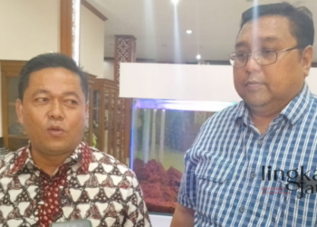 MENJELASKAN: Ketua DPRD Pati, Ali Badrudin (kiri) dan Wakil Ketua I DPRD Pati, Joni Kurnianto (kanan) usai audiensi bersama Patifosi pada Kamis, 9 Maret 2023. (Arif Febriyanto/Lingkarjateng.id)