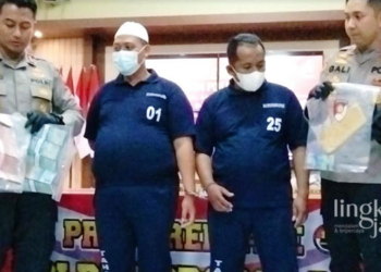 KONFERENSI PERS: Kapolres Grobogan AKBP Dedy Anung Kurniawan, saat menunjukkan tersangka Ketua LSM Grobogan yang peras perusahaan BUMN dan barang bukti uang Rp 100 juta di Mapolres setempat, Kamis, 16 Maret 2023. (Muhamad Ansori/Lingkarjateng.id)