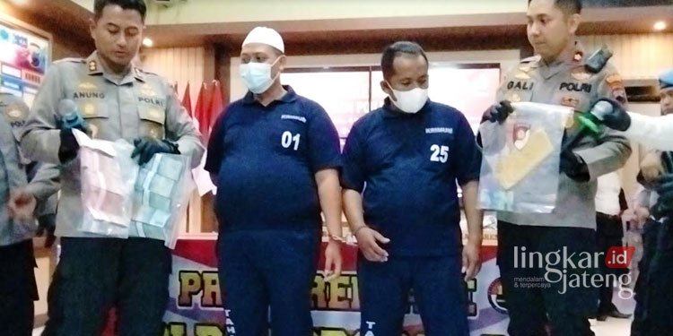 KONFERENSI PERS: Kapolres Grobogan AKBP Dedy Anung Kurniawan, saat menunjukkan tersangka Ketua LSM Grobogan yang peras perusahaan BUMN dan barang bukti uang Rp 100 juta di Mapolres setempat, Kamis, 16 Maret 2023. (Muhamad Ansori/Lingkarjateng.id)