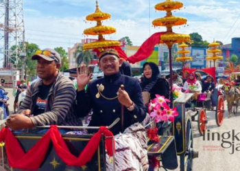 MERIAH: Anggota Dewan Perwakilan Rakyat Daerah (DPRD) Kabupaten Pati, Suriyanto (depan sebelah kanan) saat mengikuti kirab Haul Bupati Juwana I-XIII pada Minggu, 5 Maret 2023. (Arif Febriyanto/Lingkarjateng.id)