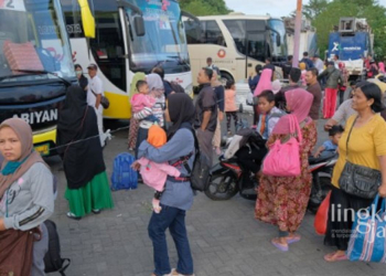 MENGANTRE: Dokumentasi sejumlah pemudik membawa barang bawaannya ke dalam bus. (Istimewa/Lingkarjateng.id)