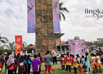 ANTUSIAS: Peserta seleksi POPDA cabor panjat tebing tampak antusias mengikuti instruksi sebelum bertanding di Arena Wall Climbing Stadion Joyo Kusumo Pati pada Selasa, 14 Maret 2023. (Istimewa/Lingkarjateng.id)
