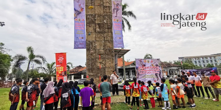 ANTUSIAS: Peserta seleksi POPDA cabor panjat tebing tampak antusias mengikuti instruksi sebelum bertanding di Arena Wall Climbing Stadion Joyo Kusumo Pati pada Selasa, 14 Maret 2023. (Istimewa/Lingkarjateng.id)