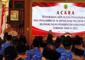MENGARAHKAN: Pj Bupati Pati, Henggar Budi Anggoro memberikan arahan kepada PNS yang baru dilantik pada Senin, 13 Maret 2023. (Khairul Mishbah/Lingkarjateng.id)