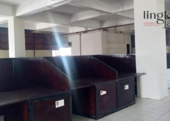 MIRIS: Selesai direnovasi, sejumlah lapak Shopping Center Johar (SJC) tampak sepi dan tak ditempati pedagang. (Adimungkas/Lingkarjateng.id)