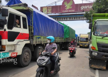Macet Parah, Sopir Truk Terjebak 12 Jam di Jalan Pantura Rembang-Pati 32 MACET PARAH: Kondisi pengendara yang terjebak macet di Jalan Pantura Rembang pada Rabu, 1 Maret 2023. (R Teguh Wibowo/Lingkarjateng.id)