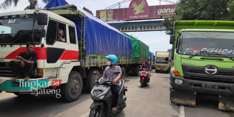 MACET PARAH: Kondisi pengendara yang terjebak macet di Jalan Pantura Rembang pada Rabu, 1 Maret 2023. (R Teguh Wibowo/Lingkarjateng.id)