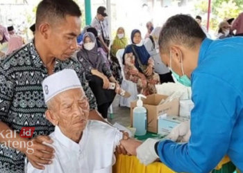 MEMERIKSA: Petugas Dinas Kesehatan Kabupaten Batang memeriksa kesehatan calon haji yang akan berangkat ke Tanag Suci Mekkah Tahun 2023. (Istimewa/Lingkarjateng.id)