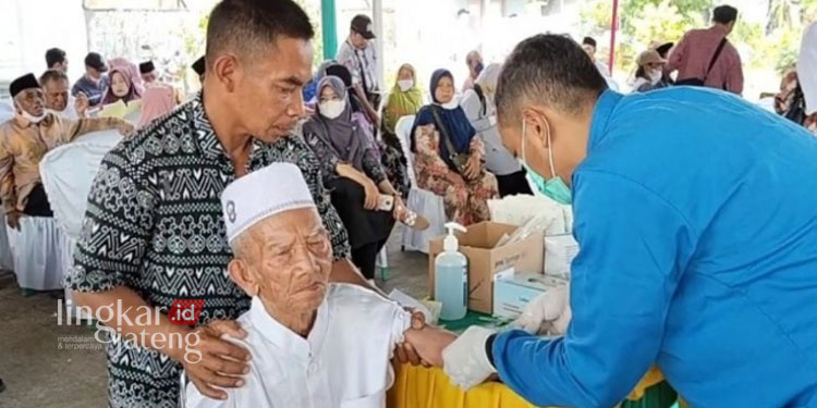 MEMERIKSA: Petugas Dinas Kesehatan Kabupaten Batang memeriksa kesehatan calon haji yang akan berangkat ke Tanag Suci Mekkah Tahun 2023. (Istimewa/Lingkarjateng.id)