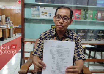 BUKTI PUTUSAN: Sub Koordinator Bantuan Hukum pada Bagian Setda Kabupaten Kudus, Adi Susatyo, saat menunjukan surat putusan dari Pengadilan Tinggi Surabaya terkait sengketa IMB The Sato Hotel pada Rabu, 8 Maret 2023. (Nisa Hafizhotus S/Lingkarjateng.id)