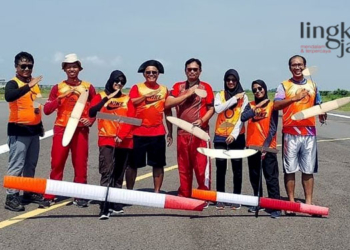 ATLET AEROMODELLING: Tujuh atlet Aeromodelilng foto bersama saat latihan bersama di Bandara Ngloram, Cepu, Blora dengan didampingi pelatih dari Jawa Barat. (Hanafi/Lingkarjateng.id)