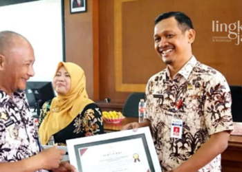 SIMBOLIS: Pj Bupati Pati, Henggar Budi Anggoro (kanan) menyerahkan penghargaan inovasi daerah kepada Kepala Diskominfo Pati, Ratri Wijayanto. (Dok. Facebook Diskominfo Pati/Lingkarjateng.id)