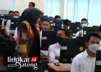 KUNJUNGI: Wakil Bupati Blora, Tri Yuli Setyowati, mengecek pelaksanaan tes kompetensi teknis berbasis Computer Assisted Test (CAT) ratusan pelamar Pegawai Pemerintah Perjanjian Kerja (PPPK) Teknis tahun 2022 di  laboratorium TIK UNS, Surakarta, Kamis,(23/3/2023).
