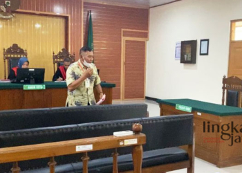 SIDANG: Kades Kentong, Kecamatan Cepu, Kabupaten Blora, Muntahar, saat menjalani siding keenam di Pengadilan Negeri Blora pada Rabu, 29 Maret 2023. (Subkhan/Lingkarjateng.id)