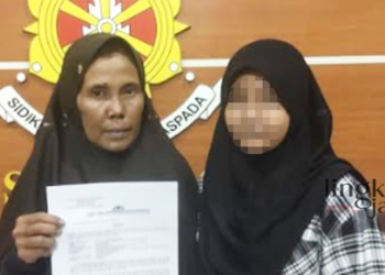 MELAPORKAN: Keluarga YL, pelapor dugaan perampasan hp oleh oknum ASN Puskesmas Bogorejo, Kabupaten Blora. (Istimewa/Lingkarjateng.id)