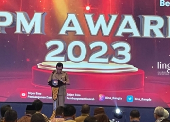 SAMBUTAN: Wakil Menteri Dalam Negeri (Wamendagri) John Wempi Wetipo dalam SPM Awards di Hotel Bidakara, Jakarta Selatan pada Selasa, 21 Maret 2023. (Istimewa/Lingkarjateng.id)