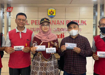 PATROLI: Ketua Bawaslu Kabupaten Grobogan, Fitria Nita Witanti (tengah) bersama pihak terkait saat melakukan patroli pengawasan hak pilih dengan menunjukkan stiker di Mal Pelayanan Publik pada Kamis, 2 Maret 2023. (Muhamad Ansori/Lingkarjateng.id)