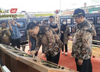 PENANDATANGANAN: Bupati Kendal, Dico M Ganinduto menandatangani lima prasasti hasil kegiatan pembanguanan tahun 2022 di Embung Pancur Desa Bangunsari Kecamatan Pageruyung Kabupaten Kendal pada Kamis, 16 Maret 2023. (Official Website Pemkab Kendal/Lingkarjateng.id)