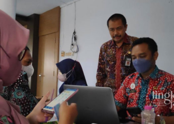 Pengguna KTP Digital di Rembang Masih Minim, Belum Ada 1 Persen 32 MONITORING: Kepala Dindukcapil Rembang, Suparmin memantau proses registrasi identitas kependudukan digital oleh petugas Dindukcapil beberapa waktu lalu. (R. Teguh Wibowo/Lingkarjateng.id)