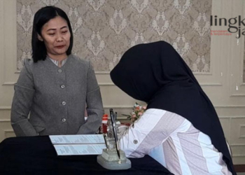 PARTISIPAN: Pimred Koran Lingkar dan Lingkar TV, Nailin RS, turut menandatangani Nota Kesepahaman Standar Pelayanan SIM dan SKCK di Polresta Pati. (Dok. Lingkar TV/Lingkarjateng.id)