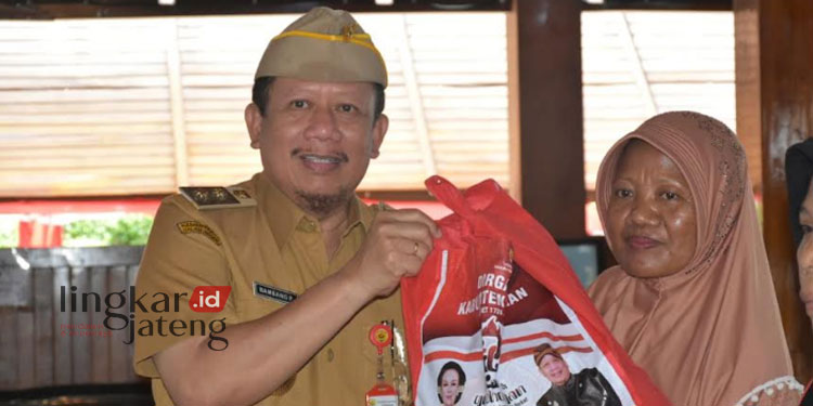 SIMBOLIS: Wakil Bupati Grobogan, Bambang Pujiyanto, menyerahkan bantuan sosial kepada salah satu warga di Pendopo Kabupaten Grobogan pada Senin, 6 Maret 2023. (Muhamad Ansori/Lingkarjateng.id)