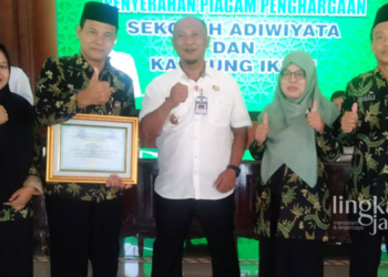 MENGAPRESIASI: Pj Bupati Pati, Henggar Budi Anggoro foto bersama perwakilan MAN 1 Pati yang meraih penghargaan Adiwiyata tingkat nasional baru-baru ini. (Istimewa/Lingkarjateng.id)