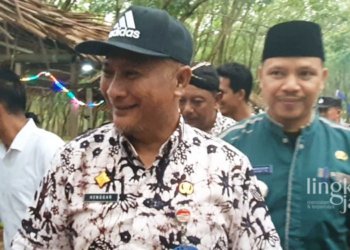 Pj Bupati Pati, Henggar Budi Anggoro (depan) didampingi Camat Dukuhseti, Agus Sunarko (baju hijau) saat mengunjungi Bazar Kampoeng Ramadhan di di Desa Puncel Kecamatan Dukuhseti, Kabupaten Pati pada Selasa, 28 Maret 2023. (Istimewa/Lingkarjateng.id)