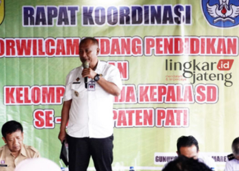MENGARAHKAN: Penjabat (Pj) Bupati Pati, Henggar Budi Anggoro memberikan pengarahan dala Rakor Korwilcam Kepala SD se-Pati di Pendopo Kawula Alit, Desa Jrahi, Kecamatan Gunungwungkal, Kabupaten Pati pada Rabu, 8 Maret 2023. (Dok. Humas Pemkab Pati/Lingkarjateng.id)