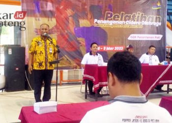 MENGARAHKAN: Pj Bupati Pati, Henggar Budi Anggoro, saat membuka acara Pelatihan Penanganan Cedera Olahraga di GOR Pesantenan Pati pada Selasa, 7 Maret 2023. (Khairul Mishbah /Lingkarjateng.id)