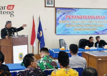 MENGARAHKAN: Pj Bupati Pati, Henggar Budi Anggoro, saat memberikan pengarahan dalam agenda penandatanganan Berita Acara Penegasan Batas Desa Kecamatan Wedarijaksa di aula Kantor Kecamatan Wedarijaksa, Kabupaten Pati, pada Kamis, 2 Maret 2023. (Dok. Humas Pemkab Pati/Lingkarjateng.id)