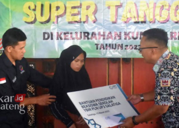 SIMBOLIS: Pj Wali Kota Salatiga, Sinoeng N Rachmadi menyerahkan beasiswa kepada warga Kelurahan Kumpulrejo, Kecamatan Argomulyo, Kota Salatiga pada Kamis, 16 Maret 2023. (Istimewa/Lingkarjateng.id)