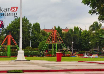 POTRET: Alun-Alun Simpang Tujuh Kudus yang dipersiapkan untuk wahana pasar malam untuk meramaikan tradisi dandangan. (Nisa Hafizhotus S/Lingkarjateng.id)